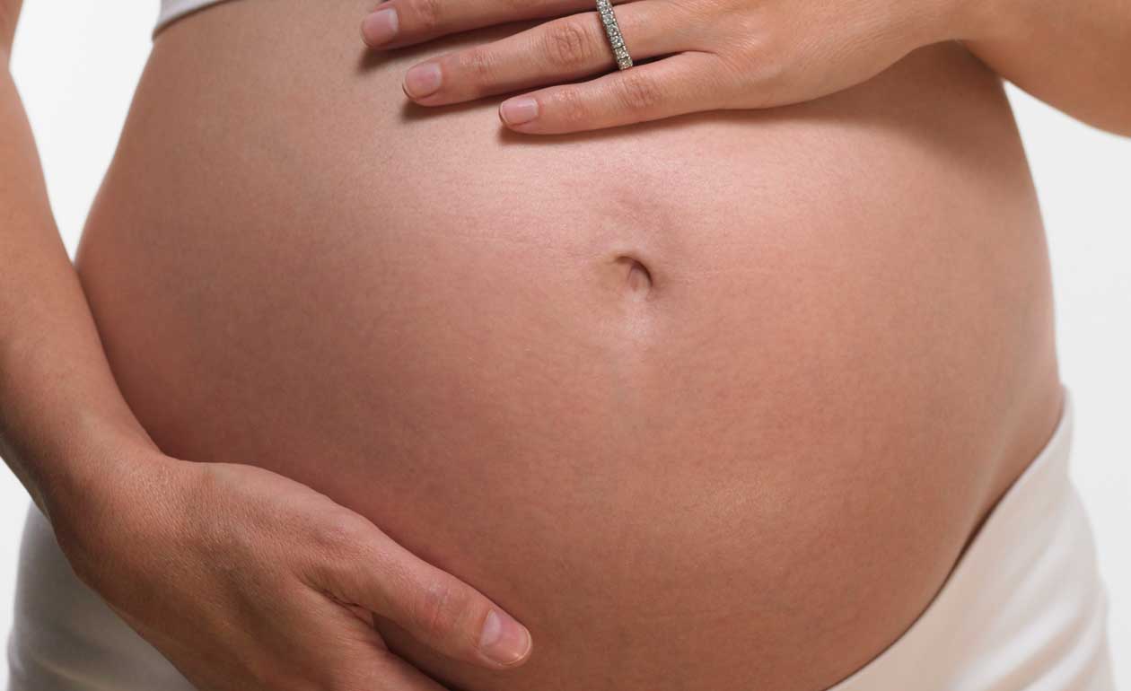 Беременность боли выше пупка. Пупок беременной женщины. Пупок у беременных на поздних.